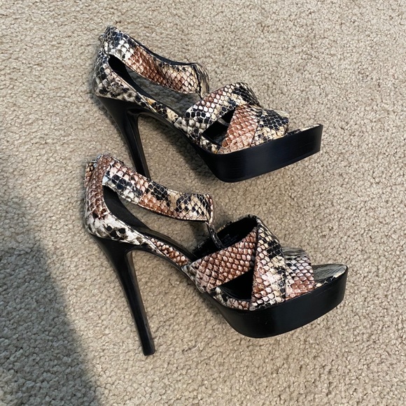 🐙 3/$50 BCBGeneration Aster Cream Snake Platform Heels - Picture 6 of 6